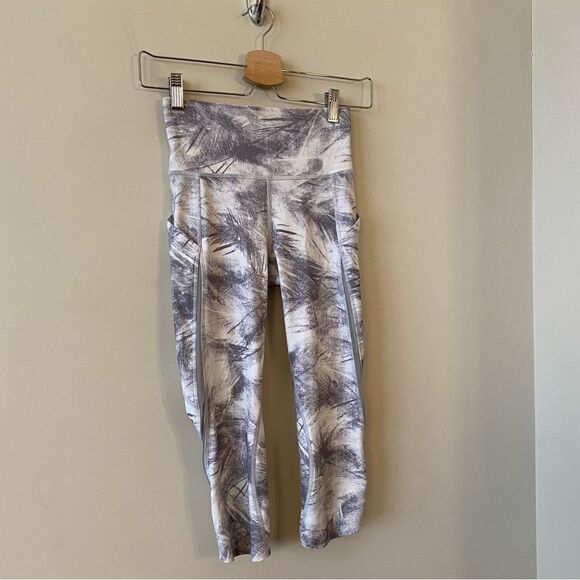 Lululemon Pace Perfect Crop (17") Breeze by White Light Cast / Light Cast - Picture 8 of 16